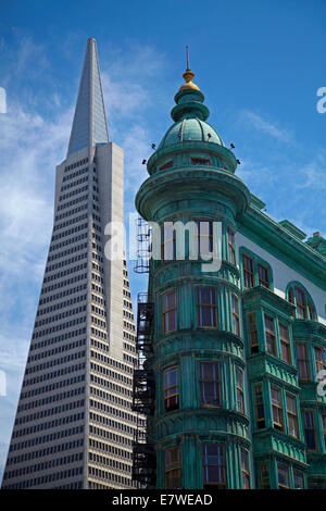 Transamerica Pyramid Wolkenkratzer und Kupfer grün Columbus Tower (aka Sentinel Gebäude) Downtown San Francisco, Kalifornien, USA Stockfoto