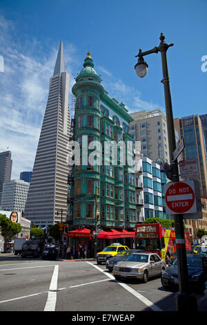 Transamerica Pyramid Wolkenkratzer und Kupfer grün Columbus Tower (aka Sentinel Gebäude) Downtown San Francisco, Kalifornien, USA Stockfoto