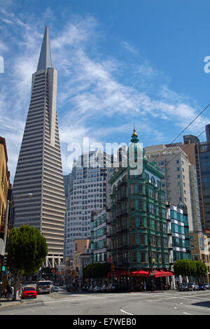 Transamerica Pyramid Wolkenkratzer und Kupfer grün Columbus Tower (aka Sentinel Gebäude) Downtown San Francisco, Kalifornien, USA Stockfoto