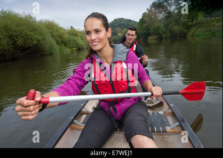 Mary-Ann ochata mit Partner Joe Craig mit Hund "harpo", Kanufahrten auf dem Fluss Severn bei Bridgnorth, Shropshire. Stockfoto