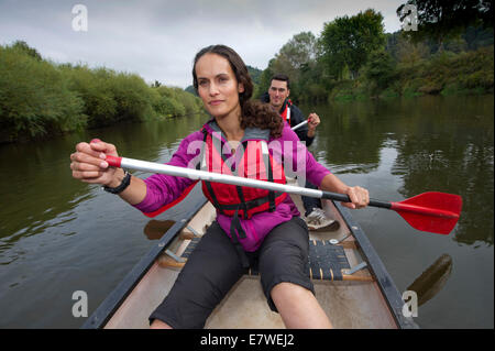 Mary-Ann ochata mit Partner Joe Craig mit Hund "harpo", Kanufahrten auf dem Fluss Severn bei Bridgnorth, Shropshire. Stockfoto