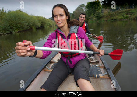 Mary-Ann ochata mit Partner Joe Craig mit Hund "harpo", Kanufahrten auf dem Fluss Severn bei Bridgnorth, Shropshire. Stockfoto