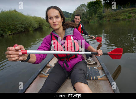 Mary-Ann ochata mit Partner Joe Craig mit Hund "harpo", Kanufahrten auf dem Fluss Severn bei Bridgnorth, Shropshire. Stockfoto