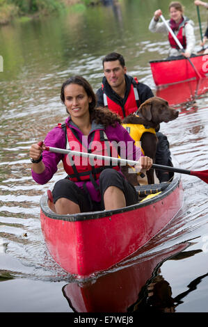 Mary-Ann ochata mit Partner Joe Craig mit Hund "harpo", Kanufahrten auf dem Fluss Severn bei Bridgnorth, Shropshire. Stockfoto