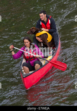 Mary-Ann ochata mit Partner Joe Craig mit Hund "harpo", Kanufahrten auf dem Fluss Severn bei Bridgnorth, Shropshire. Stockfoto