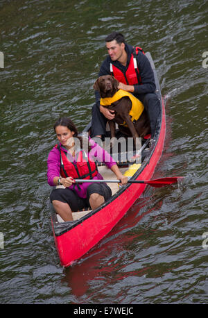 Mary-Ann ochata mit Partner Joe Craig mit Hund "harpo", Kanufahrten auf dem Fluss Severn bei Bridgnorth, Shropshire. Stockfoto