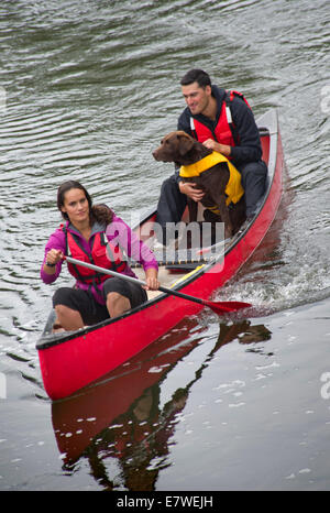 Mary-Ann ochata mit Partner Joe Craig mit Hund "harpo", Kanufahrten auf dem Fluss Severn bei Bridgnorth, Shropshire. Stockfoto