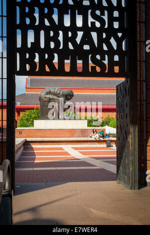 Eingangstor zur British Library auf Euston Road mit Paolozzis Statue Wm Blakes Studie von Sir Isaac Newton, London, England Stockfoto