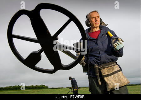 Detectorist oder Treasure Hunter, David spohr Suche ein Feld für historische Artefakte in Dorset, mit seinem Metalldetektor. Ein im Vereinigten Königreich Stockfoto