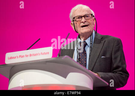 Manchester, UK. 24. September 2014.  91 Jahre alte Kämpferin Harry Leslie Smith befasst sich das Auditorium am Tag vier von der Labour Party Jahreskonferenz statt auf Manchester Central Convention Complex Credit: Russell Hart/Alamy Live News. Stockfoto