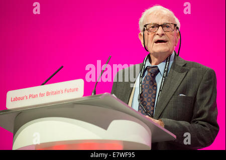 Manchester, UK. 24. September 2014.  91 Jahre alte Kämpferin Harry Leslie Smith befasst sich das Auditorium am Tag vier von der Labour Party Jahreskonferenz statt auf Manchester Central Convention Complex Credit: Russell Hart/Alamy Live News. Stockfoto