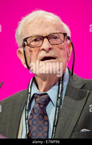 Manchester, UK. 24. September 2014.  91 Jahre alte Kämpferin Harry Leslie Smith befasst sich das Auditorium am Tag vier von der Labour Party Jahreskonferenz statt auf Manchester Central Convention Complex Credit: Russell Hart/Alamy Live News. Stockfoto