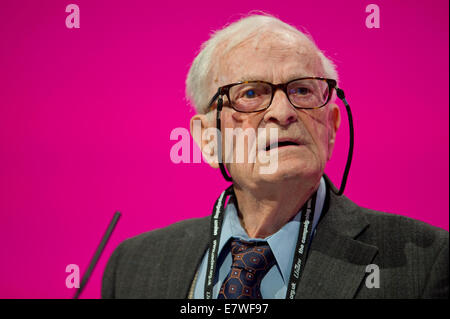 Manchester, UK. 24. September 2014.  91 Jahre alte Kämpferin Harry Leslie Smith befasst sich das Auditorium am Tag vier von der Labour Party Jahreskonferenz statt auf Manchester Central Convention Complex Credit: Russell Hart/Alamy Live News. Stockfoto