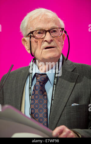 Manchester, UK. 24. September 2014. 91 Jahre alte Kämpferin Harry Leslie Smith befasst sich das Auditorium am Tag vier von der Labour Party Jahreskonferenz statt auf Manchester Central Convention Complex Credit: Russell Hart/Alamy Live News. Stockfoto