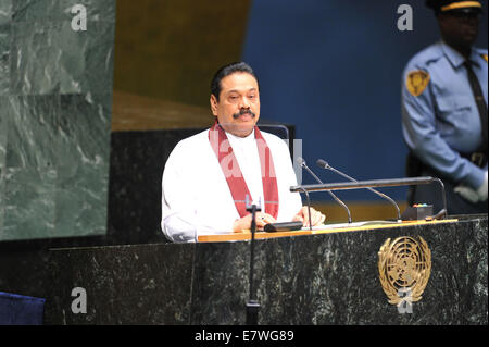 New York, UN-Hauptquartier in New York. 24. Sep, 2014. Sri Lankas Präsident Mahinda Rajapaksa spricht während der Generaldebatte der 69. Sitzung der UN-Generalversammlung im UN-Hauptquartier in New York, am 24. September 2014. Die einwöchige Generaldebatte startete hier am Mittwoch. Bildnachweis: Niu Xiaolei/Xinhua/Alamy Live-Nachrichten Stockfoto