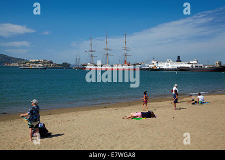 Aquatic Park Beach und Großsegler "Balclutha" (1886), Fishermans Wharf, Alcatraz Island, San Francisco, Kalifornien, USA Stockfoto