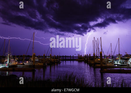 Blitzeinschlag in Fernandina Beach Marina auf Amelia Island in Florida. Stockfoto