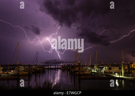 Blitzeinschlag in Fernandina Beach Marina auf Amelia Island in Florida. Stockfoto