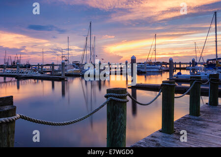 Sonnenuntergang über der Fernandina Beach Marina auf Amelia Island in Florida. Stockfoto