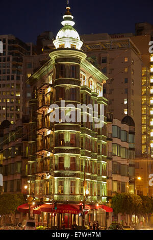 Columbus Tower (aka Sentinel Gebäude, 1907) in der Nacht, Innenstadt von San Francisco, Kalifornien, USA Stockfoto