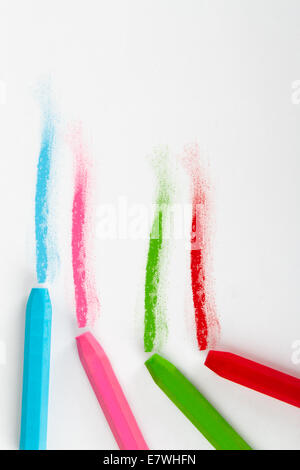 Bunte Kreide Pastelle, isoliert auf weißem Hintergrund. Stockfoto