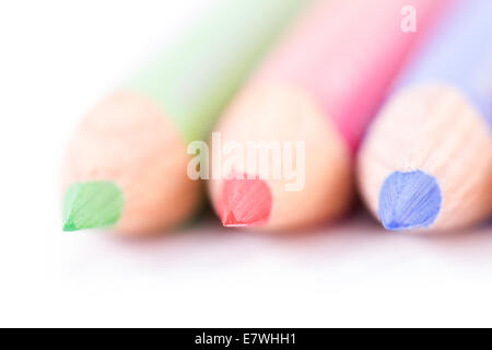 Nahaufnahme der bunte Illustration Bleistifte, konzentrierte sich auf Punkte, isoliert auf weißem Hintergrund. Stockfoto
