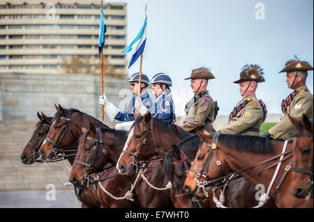 Tausende besuchen Anzac Day Märsche quer durch Australien Aufwartung zu Service-Männer, Frauen und gefallenen Kriegshelden. Stockfoto