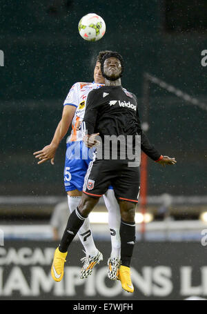 Washington, DC, USA. 24. Sep, 2014. 20140924 - D.C. United weiter Eddie Johnson (7) Köpfe den Ball gegen Tauro FC-Verteidiger Jan Carlos Vargas (25) in der zweiten Hälfte in der CONCACAF-Gruppe im RFK Stadium in Washington übereinstimmen. United besiegt Tauro FC, 2: 0. Bildnachweis: Chuck Myers/ZUMA Draht/Alamy Live-Nachrichten Stockfoto