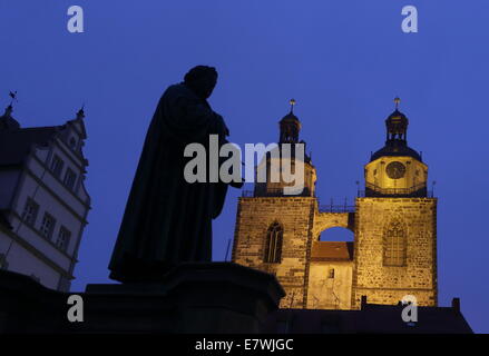 Datei - eine Datei Foto vom 24. Oktober 2012 zeigt das gusseiserne Denkmal für deutsche Reformator Martin Luther (1483-1546) auf dem Marktplatz in der Abenddämmerung in Wittenberg, Deutschland. Das 9. Wittenberger Renaissance Musikfestival findet vom 26. bis 02 November. Foto: Jens Wolf/ZB/dpa Stockfoto