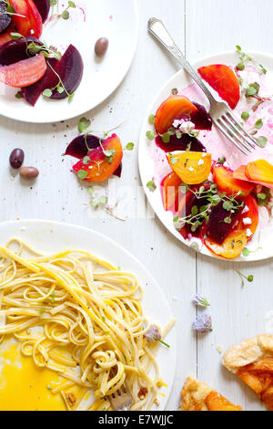 Chaotisch Spaghetti und rote Beete Salat-Reste Stockfoto