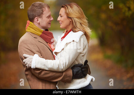 Glückliche junge stehend von Angesicht zu Angesicht im herbstlichen park Stockfoto