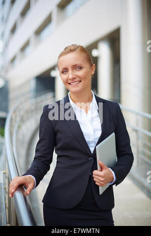 Hübsche Manager mit Touchpad Blick in die Kamera Stockfoto