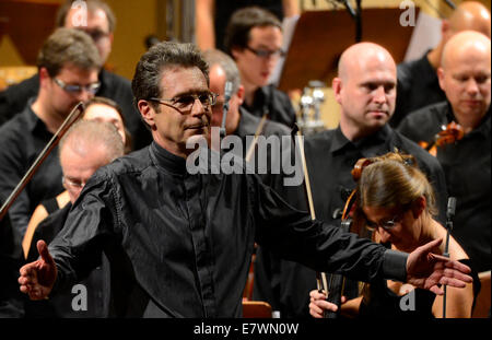 Prag, Tschechische Republik. 24. Sep, 2014. Britischer Dirigent Nic Raine ist während der Eröffnung der Prager Film Musik im Rudolfinum in Prag, Tschechische Republik, 24. September 2014 gesehen. © Roman Vondrous/CTK Foto/Alamy Live-Nachrichten Stockfoto