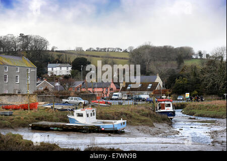 Blick auf Laugharne mit dem Fluss Coran Eingabe der Taf-Mündung in Carmarthenshire, Wales UK Stockfoto