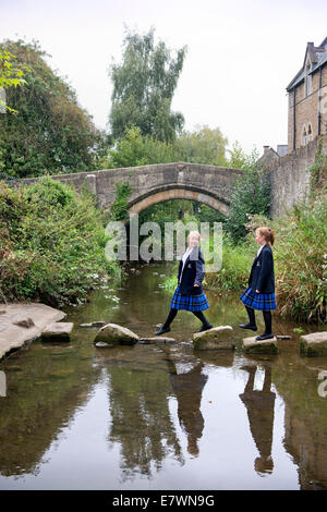 Mädchen Internat King es School überqueren den Fluss Brue in Somerset Dorf von Bruton Großbritannien Stockfoto