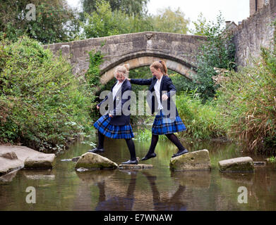 Mädchen Internat King es School überqueren den Fluss Brue in Somerset Dorf von Bruton Großbritannien Stockfoto