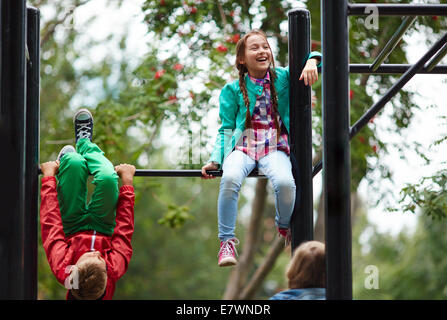 Schulfreunde, die Zeit nach der Schule auf Sportanlagen Stockfoto