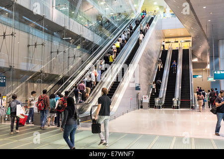 Menschen kommen zu der Changi Airport MRT-Station in Singapur. Stockfoto