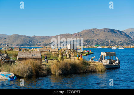 Schwimmende Inseln der Uros am Titicaca-See, Puno, Peru Stockfoto