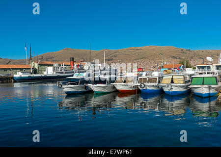 Boote im Hafen von Puno am Titicaca-See, Stadt Puno auf der Rückseite, Puno, Peru Stockfoto