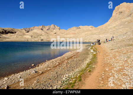 Gruppe von Wanderern am Hastakoca See, Yedigöller Plateau, Aladağlar National Park, High oder Anti-Taurus-Gebirge, Türkei Stockfoto