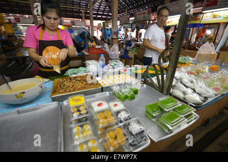 Bangkok, Thailand - 27. März 2014: Frauen, Süßigkeit auf einem Markt in Bangkok, Thailand Stockfoto