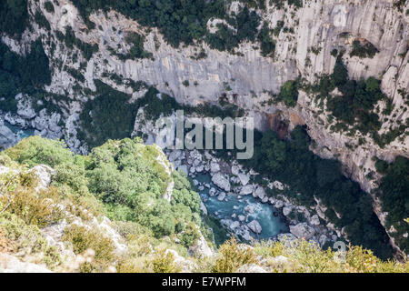 Die Schluchten des Verdon gesehen von den Aussichtspunkten (14 Aussichtspunkte) der Crest-Straße (Alpes de Haute Provence). Stockfoto