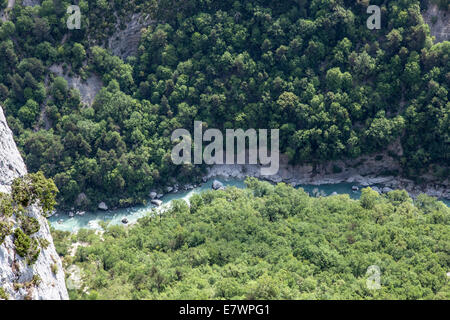 Die Schluchten des Verdon gesehen von den Aussichtspunkten (14 Aussichtspunkte) der Crest-Straße (Alpes de Haute Provence). Stockfoto