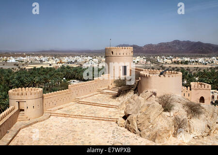 Nakhl Fort oder Husn Al Heem, Festung, historische Lehmziegeln Gebäude, Al-Batinah Provinz, Sultanat Oman, Arabische Halbinsel Stockfoto