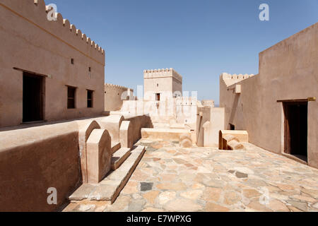 Hof, Nakhl Fort oder Husn Al Heem, Festung, historische Lehmziegeln Gebäude, Al-Batinah Provinz, Sultanat von Oman Stockfoto