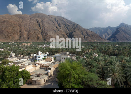 Blick vom Nakhl Fort oder Husn Al Heem, Festung, über die Oase Nakhl mit Dattelpalmen auf dem Jebel Nakhl massiv Stockfoto