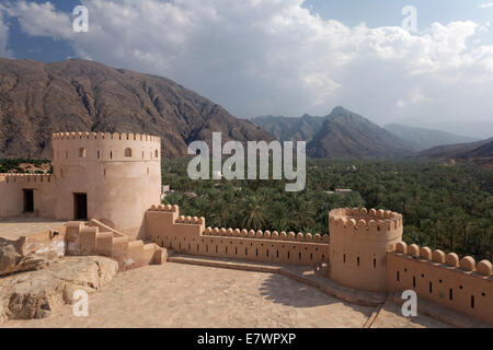 Blick vom Nakhal Fort oder Husn Al Heem, Festung, historische Gebäude, in der Oase Nakhl, Jebel Nakhl Massiv Lehmziegeln Stockfoto