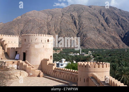 Blick vom Nakhal Fort oder Husn Al Heem, Festung, historische Gebäude, in der Oase Nakhl, Jebel Nakhl Massiv Lehmziegeln Stockfoto