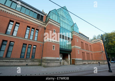 Der Eingang zum Minshull Street Crown Court (oder Polizei Stadtgerichte) in Manchester an einem sonnigen Tag. Stockfoto